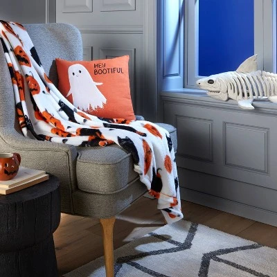 Hyde & EEK! Boutique Cat and Pumpkin Printed Plush Halloween Throw Blanket - Hyde & EEK! Boutique™ 1 Hyde & EEK! Boutique Cat and Pumpkin Printed Plush Halloween Throw Blanket - Hyde & EEK! Boutique™