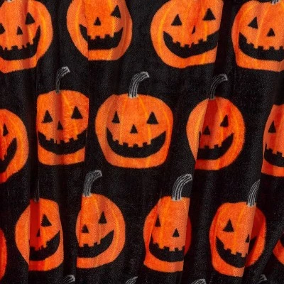 Hyde & EEK! Boutique Jack-O-Lanterns Printed Plush Halloween Throw Blanket - Hyde & EEK! Boutique™ 3 Hyde & EEK! Boutique Jack-O-Lanterns Printed Plush Halloween Throw Blanket - Hyde & EEK! Boutique™ - Image 3