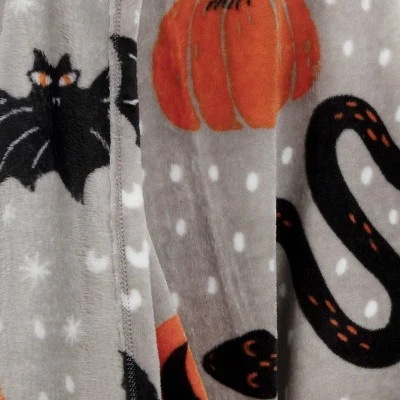 Hyde & EEK! Boutique Halloween Icons Printed Plush Halloween Throw Blanket - Hyde & EEK! Boutique™ 4 Hyde & EEK! Boutique Halloween Icons Printed Plush Halloween Throw Blanket - Hyde & EEK! Boutique™ - Image 4