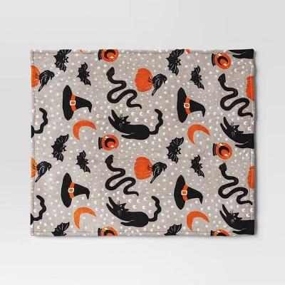 Hyde & EEK! Boutique Halloween Icons Printed Plush Halloween Throw Blanket - Hyde & EEK! Boutique™ 2 Hyde & EEK! Boutique Halloween Icons Printed Plush Halloween Throw Blanket - Hyde & EEK! Boutique™ - Image 2